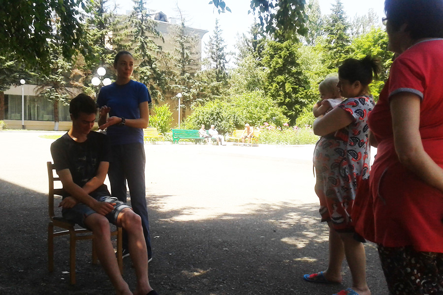 Психологи МЧС России встретились с детьми и студентами, размещенными в ПВР после потопления села Левокумка