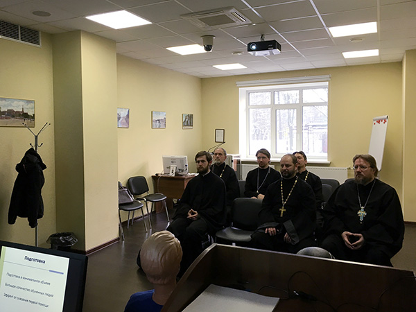 Священнослужители Санкт-Петербургской епархии проходят обучение первой помощи и психологической поддержке